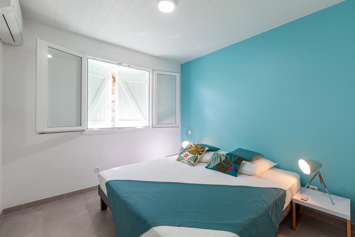 19 Location-villa-piscine-vue-mer-trois-ilets_-chambre-1